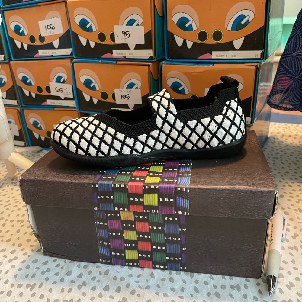 Berni Mev Stylish Black and White Cuddly K Kids Shoes size 13.5 girls NIB